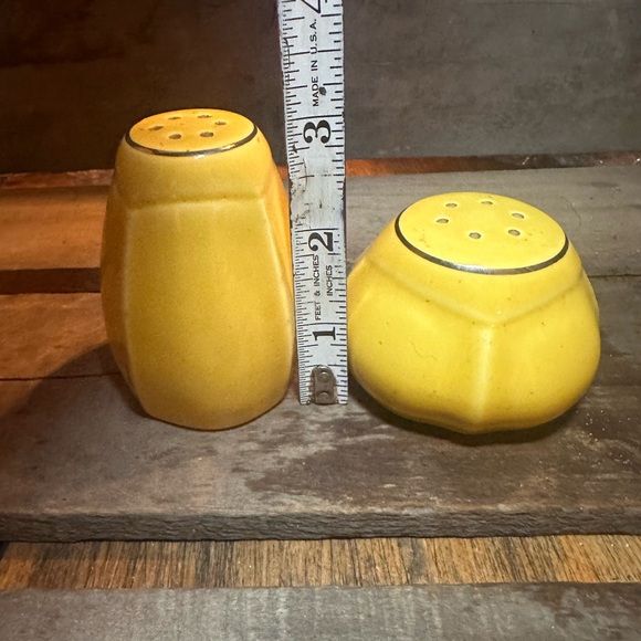 Vintage Paden City Pottery Minion Mandarín Yellow  1950s Salt & Pepper Shakers - Picture 6 of 8